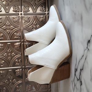 BARN BABE WHITE WESTERN OR NOT STYLE BOOTIE, SIZE US 8